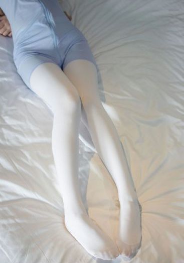 女仆露出双乳给客人玩